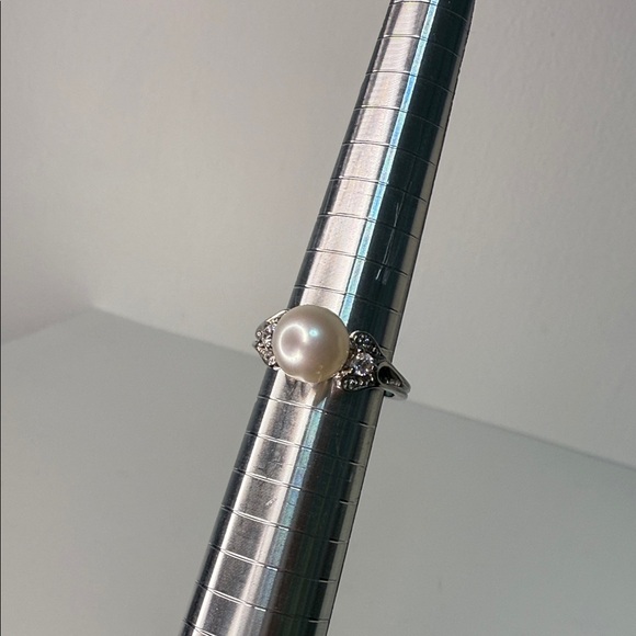 Avon Sterling Silver Pearl Ring - with original box (2011) size 6 - Picture 3 of 3